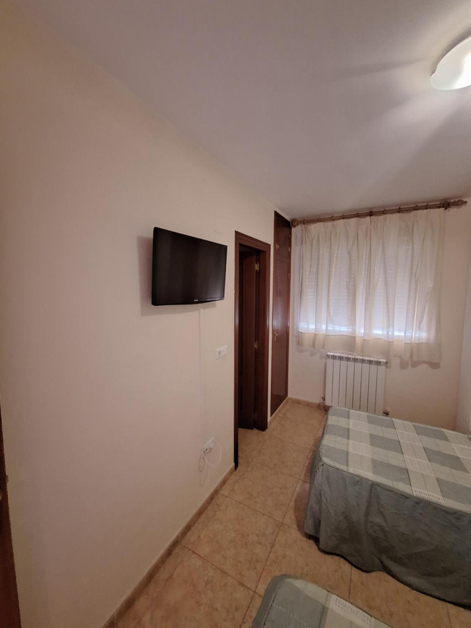 Hostal Pension - La Rotonda Hotel Tardienta Eksteriør billede